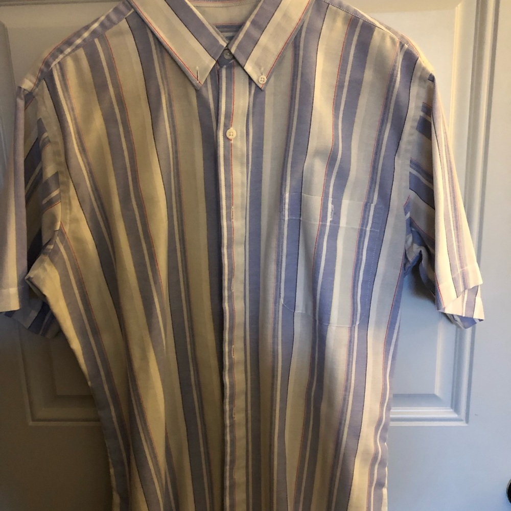 Men’s short sleeve shirt.